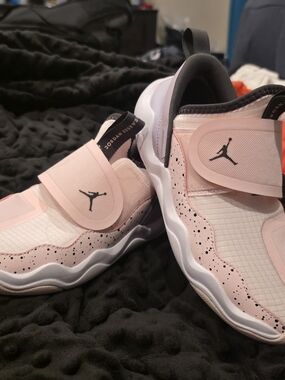 Kids' Pink Slip-On Jordan 23/7 sneakers